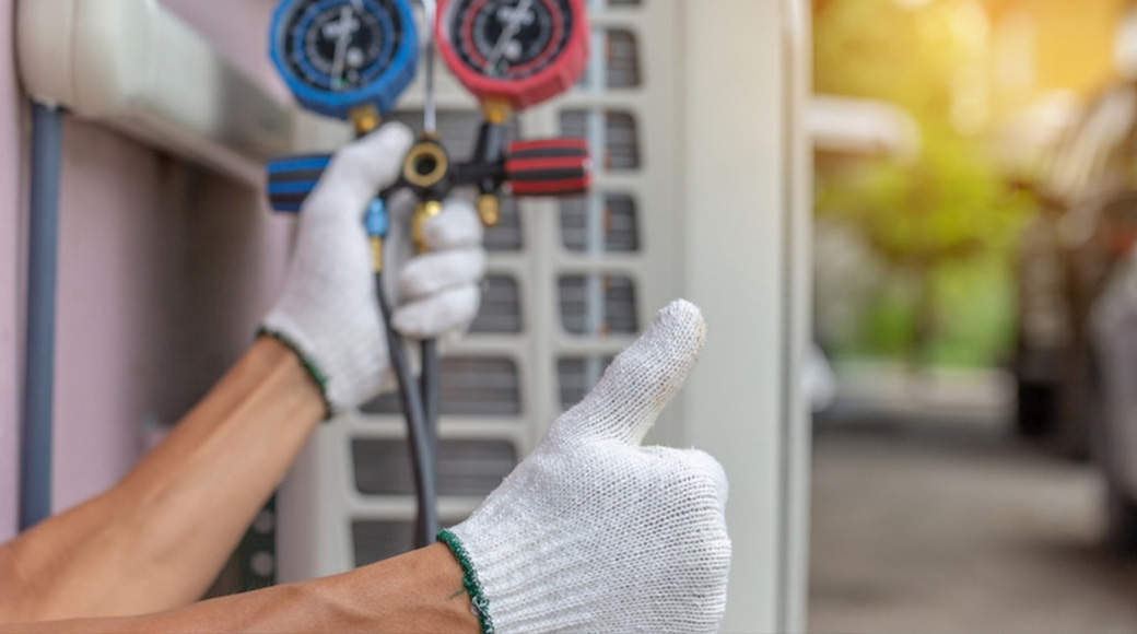 Air conditioner maintenance service 1